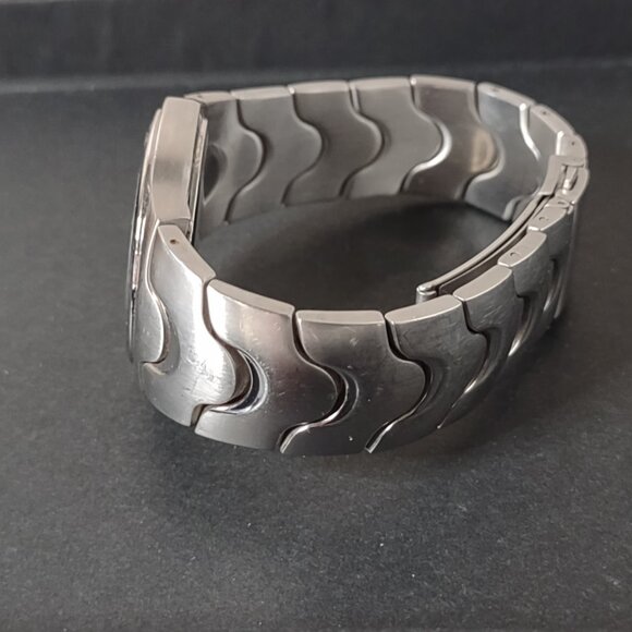 7 Inch Heavy Armitron Watch With Blue Dial - Picture 9 of 13